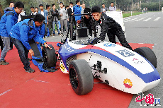 10月8日，河北工程大学的大学生试驾刚刚完成的自制方程式赛车。 中国网图片库 郝群英/摄