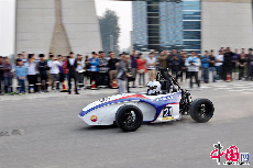10月8日，河北工程大学的大学生试驾刚刚完成的自制方程式赛车。 中国网图片库 郝群英/摄