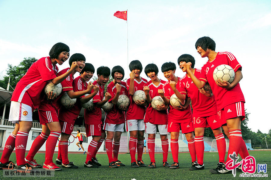 在學校足球場，尚良慧（右五）和隊友們學著國家女足的樣子一起加油，夢想“踢”出亞洲，為國爭光！中國網圖片庫 房德華/攝 