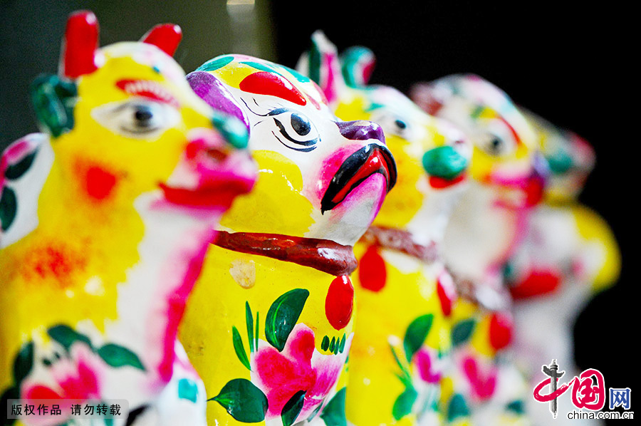 这是聂老先生最得意的作品：色彩、线条、造型各异的泥塑十八罗汉。 中国网图片库 王海滨/摄