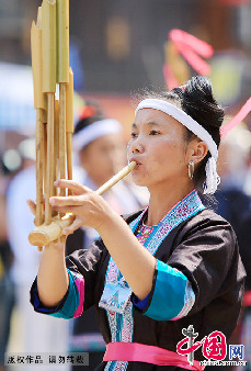 一名侗族妇女正在吹奏芦笙。中国网图片库 谭克兴/摄