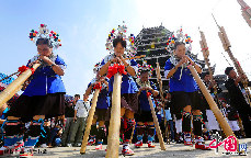 几名侗族妇女正在吹奏“地筒”。在民间芦笙队中,地筒只演奏旋律的强拍或长音。 中国网图片库 谭克兴/摄