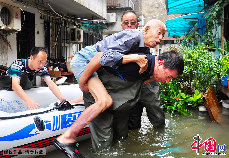 2013年10月9日，台风“菲特”过后，浙江省宁波市江东区当地群众自发组织帮助老人、妇女和儿童转移。 中国网图片库 胡学军/摄