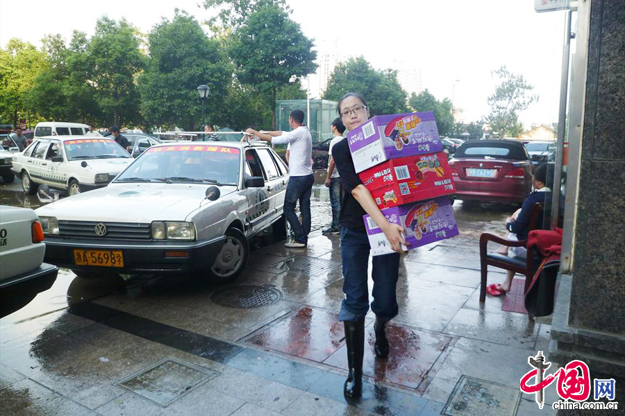 10月10日，浙江省臨安市白水澗景區的工作人員在給受災市民發放食品。 中國網圖片庫 胡劍歡攝影