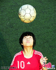 “足球丫头”在练习头球。她说司职前卫“头上的功夫”很重要。中国网图片库 房德华/摄