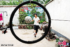 即使在家裏，尚良慧也不忘練習。她在院子裏繫上自行車胎來練習射門。中國網圖片庫 房德華/攝