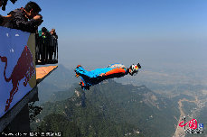 2013年10月10日，湖南省张家界市，选手们开始试飞。 摄影 郭立亮/CFP
