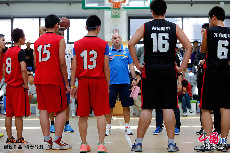 10月10日上午，在北京市的东北师范大学附属中学朝阳学校内举行的篮球培训课上，皇家马德里篮球俱乐部主教练巴勃罗.拉索（Pablo Laso）向13位学员传授篮球经验。中国网 杨佳/摄