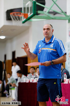 10月10日上午，在北京市的东北师范大学附属中学朝阳学校内举行的篮球培训课上，皇家马德里篮球俱乐部主教练巴勃罗.拉索（Pablo Laso）向13位学员传授篮球经验。 中国网 杨佳/摄
