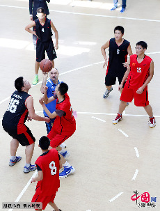 10月10日上午，在北京市的东北师范大学附属中学朝阳学校内举行的篮球培训课上，皇家马德里篮球俱乐部主教练巴勃罗.拉索（Pablo Laso）在训练中发球。 中国网 杨佳/摄