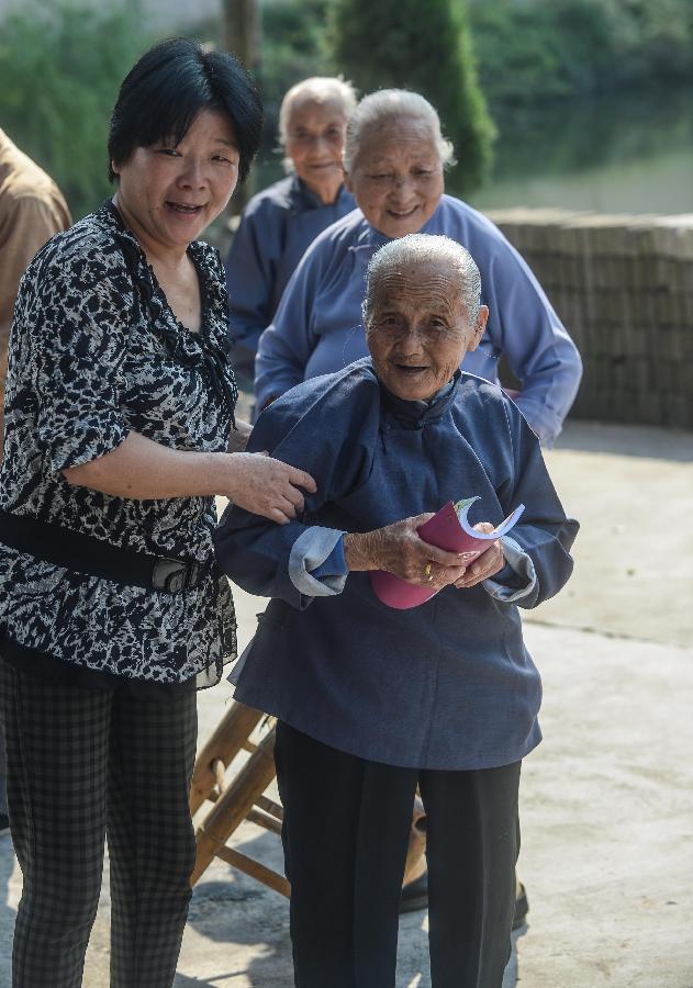 （社会）（5）“长寿村”金秋欢聚共迎老人节