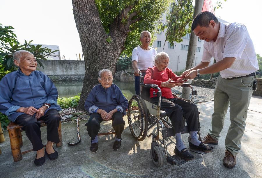 （社会）（1）“长寿村”金秋欢聚共迎老人节