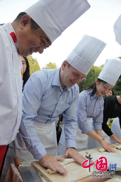 捷克使馆的三名外交官和来自功德福餐饮的中国厨师一起学包饺子。 中国网 杨楠 摄影