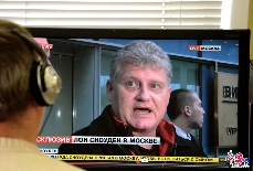 俄罗斯莫斯科一名男子观看电脑屏幕中美国前中情局雇员爱德华·斯诺登的父亲朗尼·斯诺登抵达莫斯科谢列梅捷沃机场后，接受采访的视频。图片来源：cfp