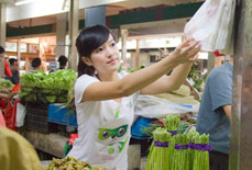 民间美女红遍网络 平凡“西施”谁更美