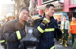 北京：战友送别救火殉职的少校和中尉