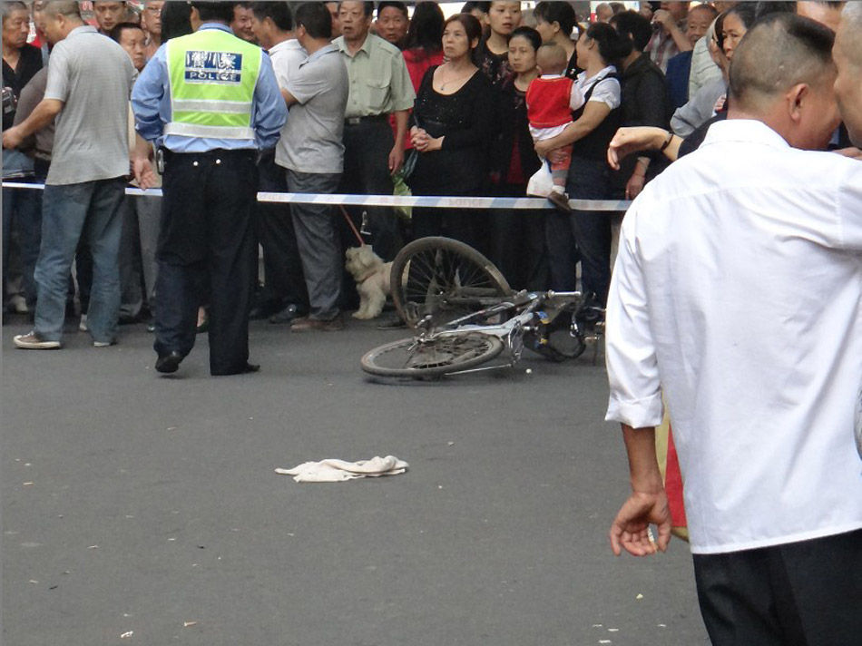 奔驰女司机误把油门当刹车 致1死4伤撞上电线杆