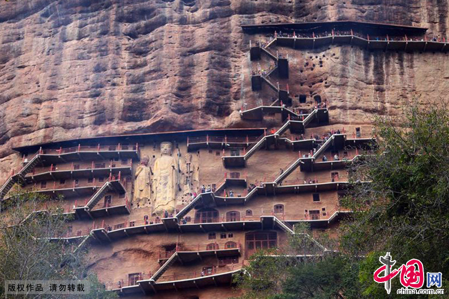 麦积山石窟的一个显著特点是洞窟所处位置极其惊险，大都开凿在悬崖峭壁之上。中国网图片库 孙继虎/摄