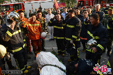 2013年10月11日，北京，消防隊員向犧牲的隊友遺體敬禮告別 圖片來源：CFP