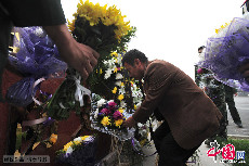 群眾自發的在石景山支隊門口獻花。圖片來源：CFP