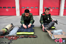 劉洪魁的戰友整理他們的裝備。圖片來源：CFP