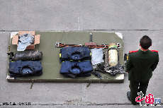 劉洪魁的戰友守護在他們生前穿的裝備邊。圖片來源：CFP
