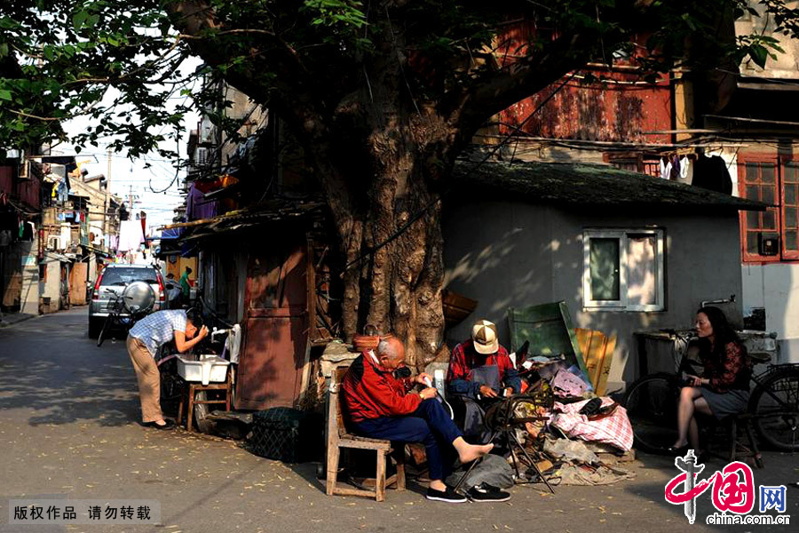 上海老城厢里的修鞋铺。中国网图片库 赖鑫琳/摄