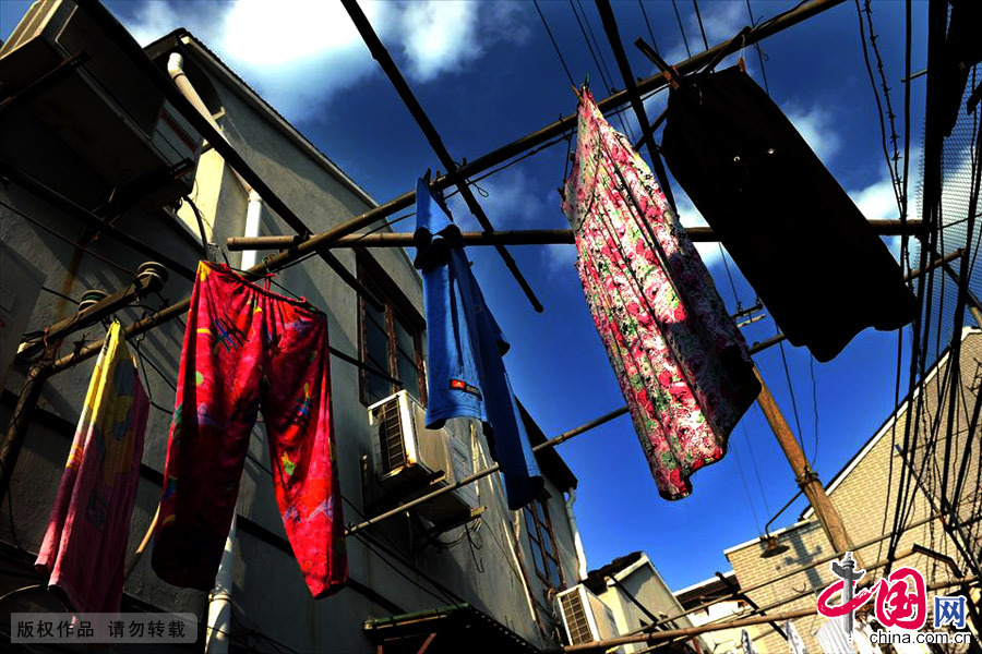 那些窗户外衣服被单撑起的“万国旗”，默默地继续着上海市井人家的平常生活。中国网图片库 赖鑫琳/摄