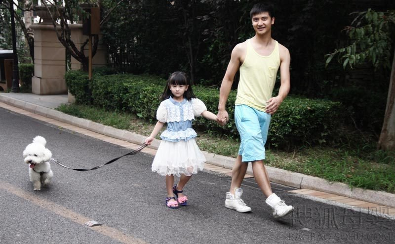 田亮和5岁女儿亲密照:一起遛狗游泳(组图) _ 中国