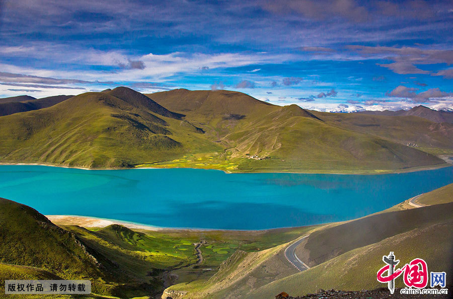 景色诱人的湖泊宛若散落高原的明珠，与各种壮美的景色组成人间天堂。中国网图片库 晨珠/摄