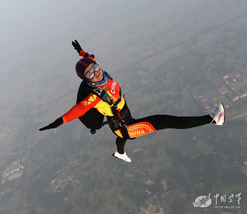 高清：航拍八一跳傘隊參賽運動員賽前試跳
