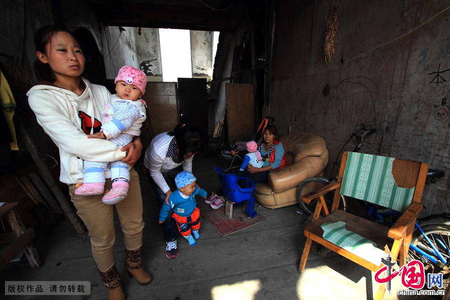 几位年轻的妈妈她们的孩子年龄相仿，生活经历相似。中国网图片库 李瑞昌/摄