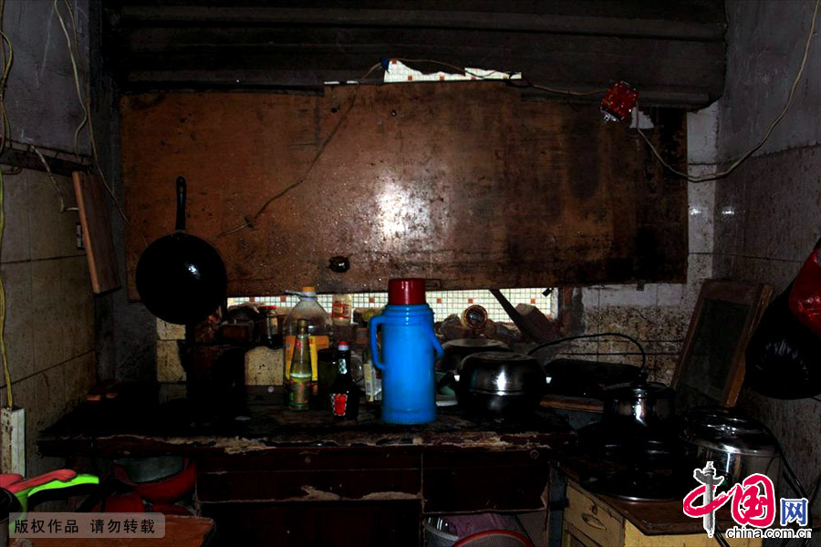 危楼的厨房木板当着部分透风的窗户。中国网图片库 李瑞昌/摄