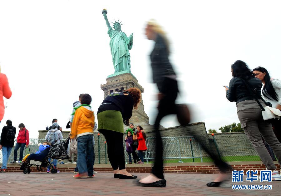 美国：纽约地标自由女神像重新开放[组图]