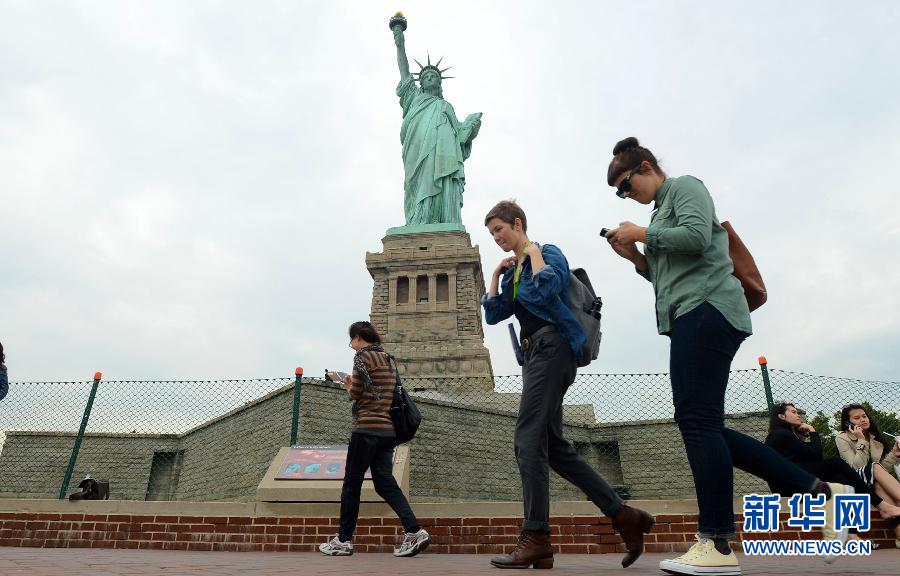 美国：纽约地标自由女神像重新开放[组图]