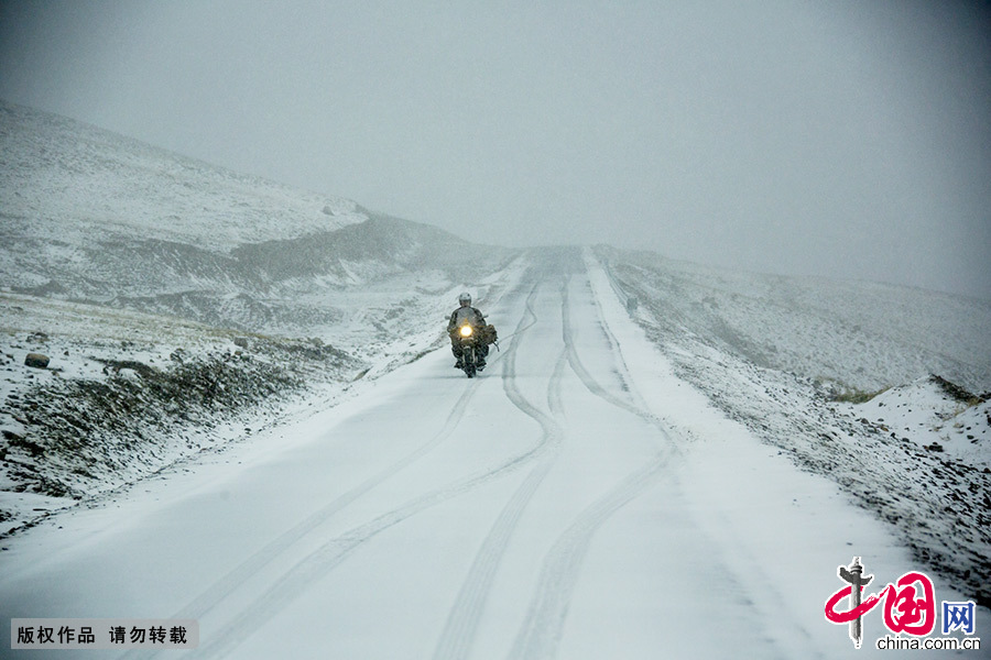 被雪覆盖的道路挑战着每一位驾驶者的水准。中国网图片库 晨珠/摄