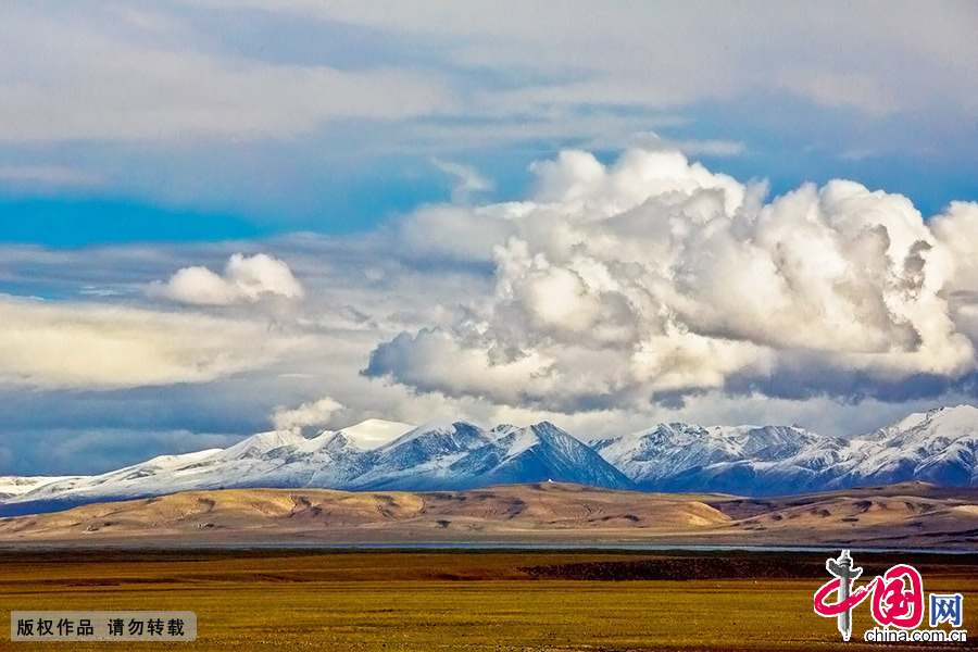 青藏高原的高海拔，造就了山托云、云绕山的奇妙景象。中国网图片库 晨珠/摄