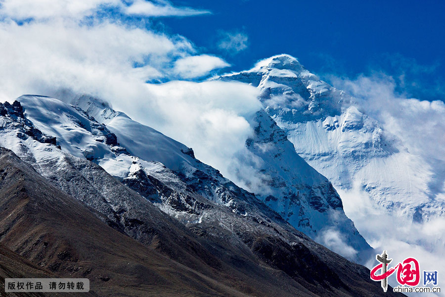 在西藏这片雪域高原上，高峻的山峰大都终年积雪，冰川广布。雪山往往被藏族人民认为是神仙居住的地方，赋予某种灵性而成为神山。 中国网图片库 晨珠/摄