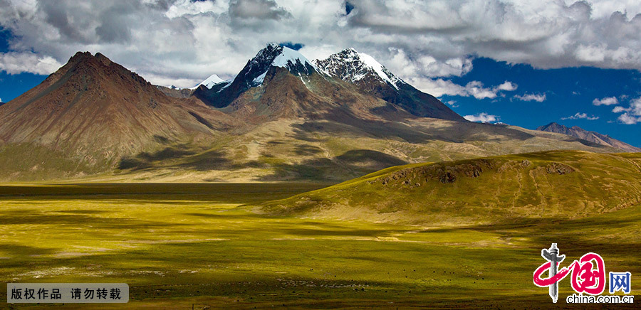 青藏高原的高海拔，造就了山托云、云绕山的奇妙景象。中国网图片库 晨珠/摄
