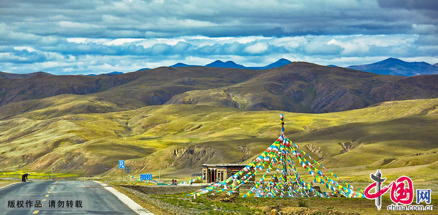 青藏高原的高海拔，造就了山托雲、雲繞山的奇妙景象。中國網圖片庫 晨珠/攝 