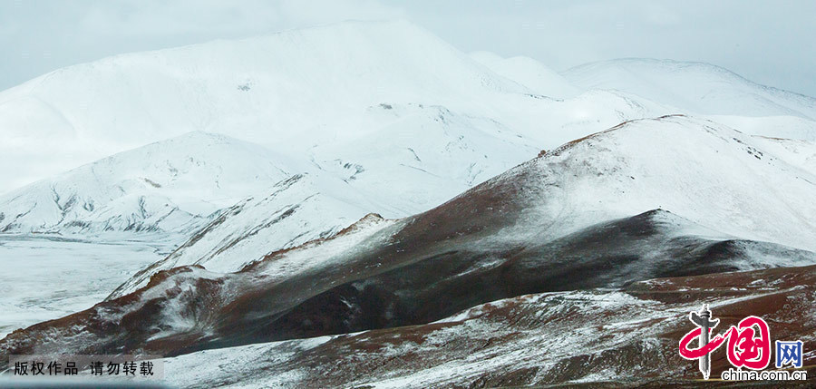 青藏高原的高海拔，造就了山托云、云绕山的奇妙景象。中国网图片库 晨珠/摄 