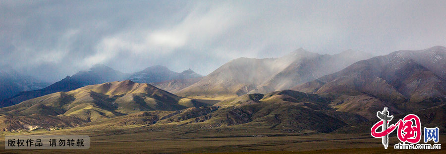 青藏高原的高海拔，造就了山托云、云绕山的奇妙景象。中国网图片库 晨珠/摄 