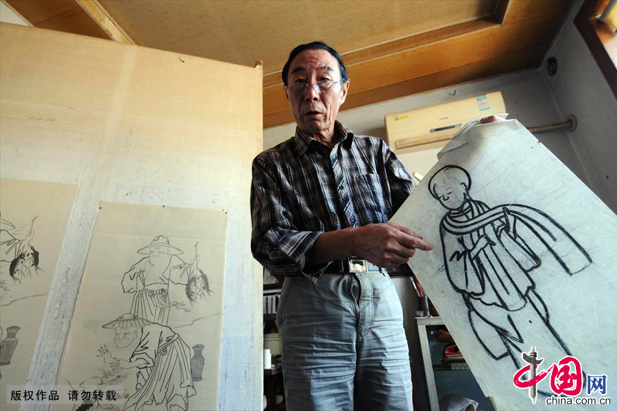 2013年10月5日，用柳條炭灰描摹好的畫稿準備撲灰拓印。中國網圖片庫 王海濱/攝