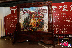国家级工艺美术师曹美姐创作的大型缂丝地屏《贵妃醉酒》在北京国粹苑展出。中国网记者 董宁/摄