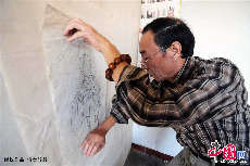 撲灰：用勾畫好的灰稿做底稿，鋪在畫紙上面用手均勻撲抹，使灰稿上的炭灰輪廓印在畫紙上。中國網圖片庫 王海濱/攝