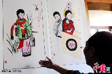 吕蓁立老师在介绍他的仕女图作品。中国网图片库 王海滨/摄