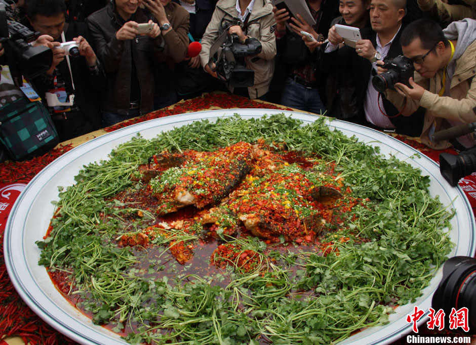 超百斤鳙魚製作湘名菜“剁椒魚頭” 申創吉尼斯紀錄