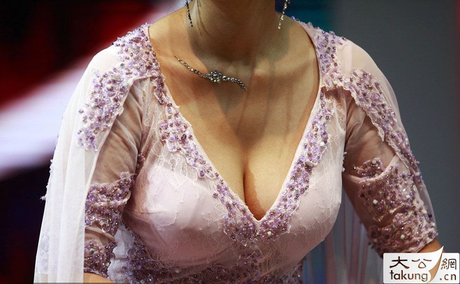 车模尴尬暴露奶头遭众人狂拍