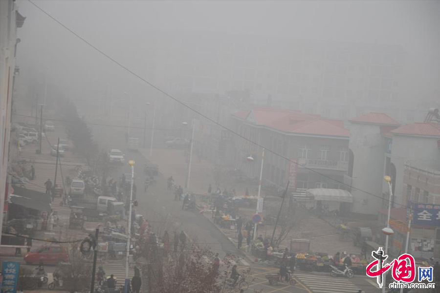 黑龙江伊春市区能见度低。 中国网图片库知言摄影