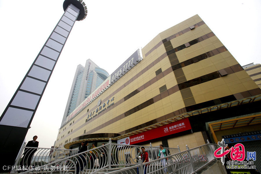 2013年10月21日，湖北省武漢市，魯巷廣場購物中心升級摩爾城重開張